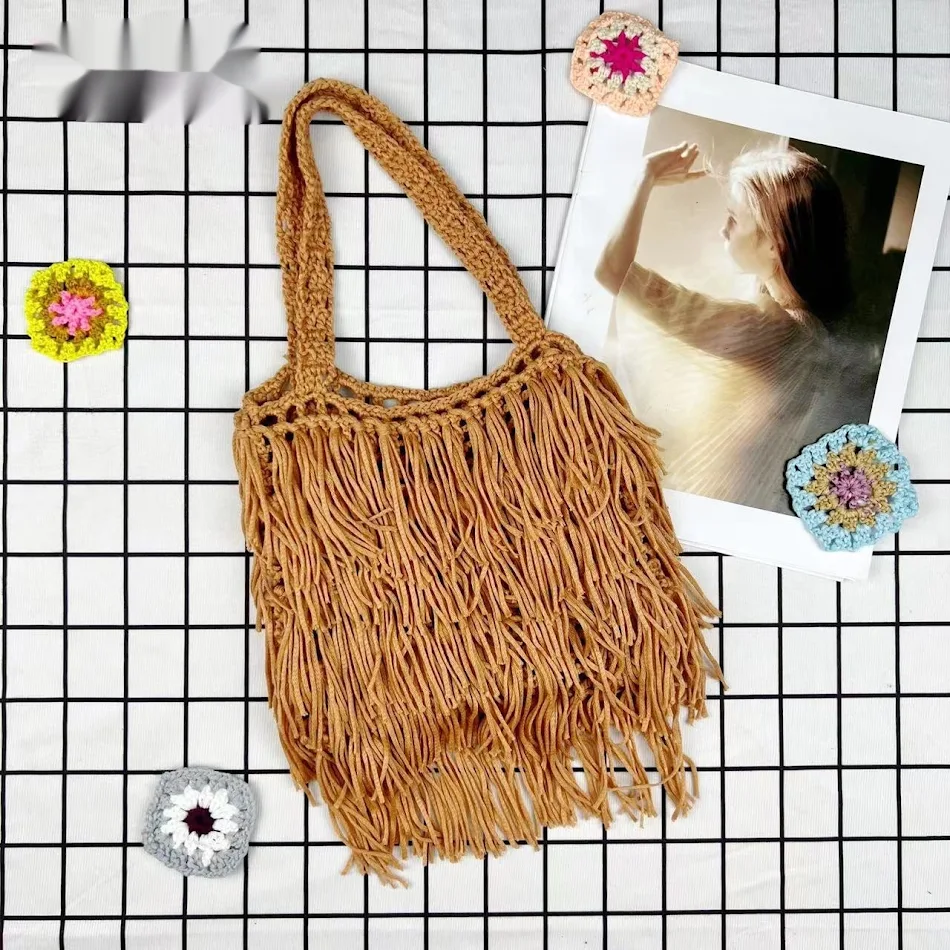 Sac à pompons de couleur unie fait main, style ethnique européen et américain. Un accessoire élégant et pratique pour un look bohème.