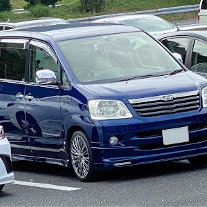 ノア AZR60G