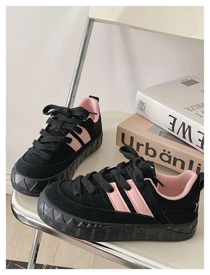 Scarpe con plateau retrò americane, abbinabili a tutto. Comode e versatili, perfette per un look vintage e alla moda, adatte a ogni occasione.