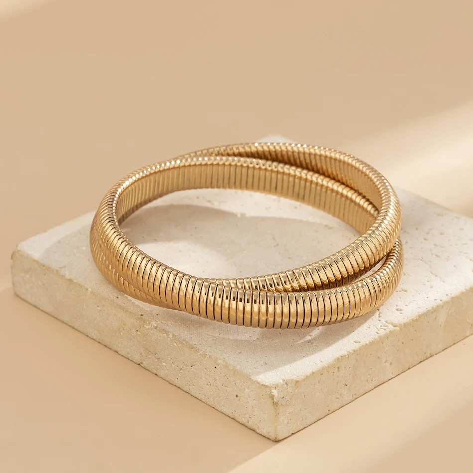 Metalen dames spiraalarmband met dubbele ring. Stijlvol en elegant ontwerp. Een perfect accessoire om je pols te accentueren en je look compleet te maken.