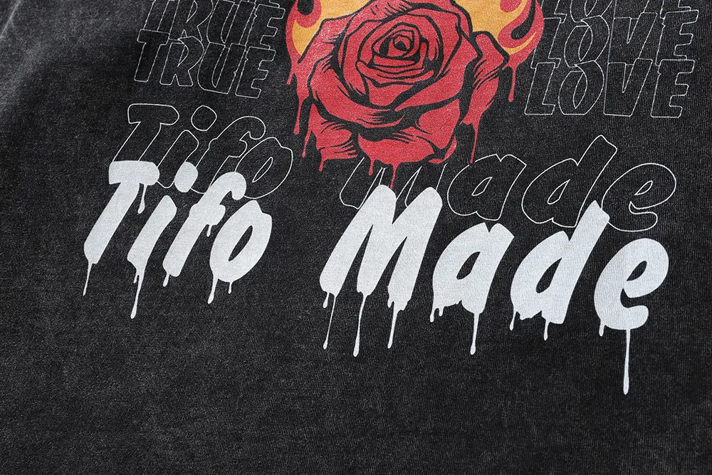 Camiseta manga longa masculina com estampa Rose Flame, estilo street fried, perfeita para um visual moderno e descolado, ideal para o dia a dia.