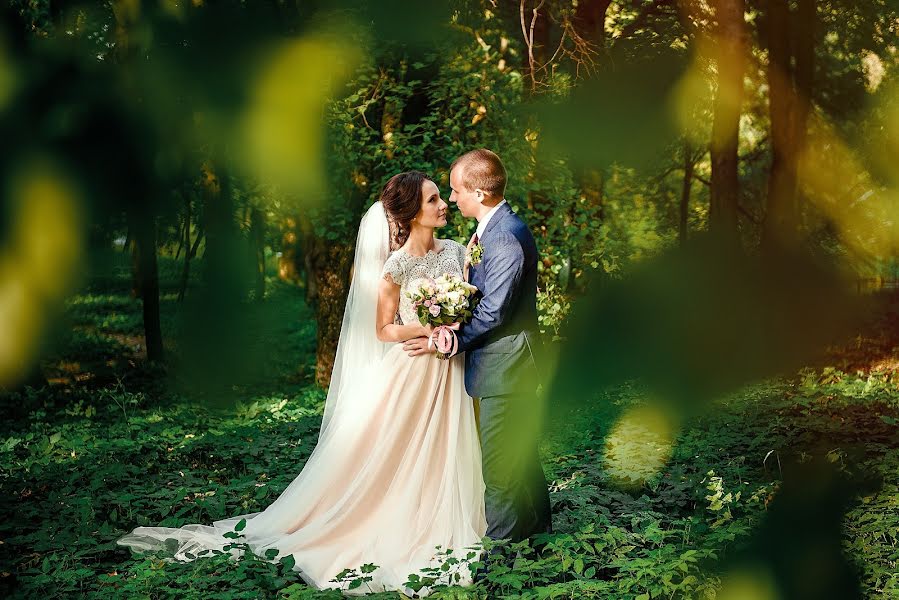 Fotógrafo de casamento Maksim Usik (zhlobin). Foto de 1 de novembro 2017