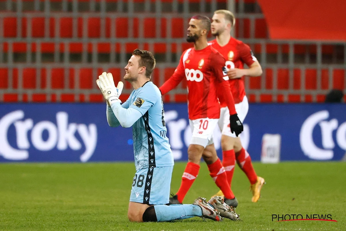 Mignolet keert op zijn stappen terug na het zien van de beelden van vermeend handsspel