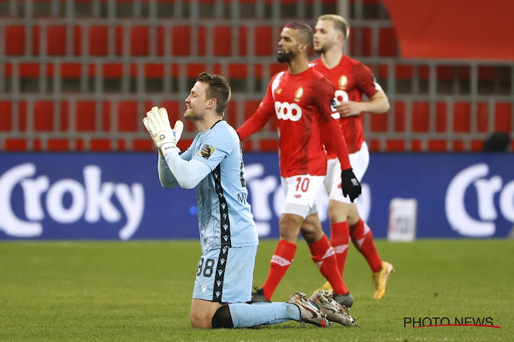 Mignolet keert op zijn stappen terug na het zien van de beelden van vermeend handsspel