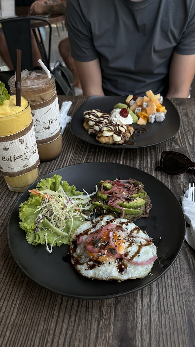 gf avocado on bagel (waffles not gf)