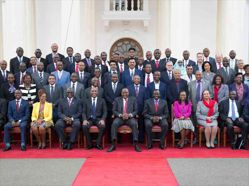 President Uhuru Kenyatta with members of Kepsa and senior government officials after the 6th Presidential Round-table meeting at State House, Nairobi, on Thursday / PSCU