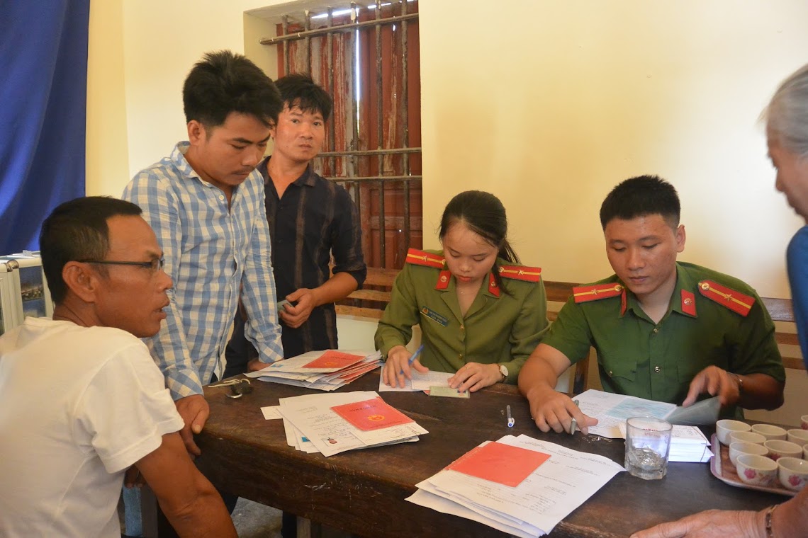 Đoàn viên thanh niên Công an thị xã Hoàng Mai làm thủ tục cấp phát CMND miễn phí cho bà con phường Quỳnh Phương