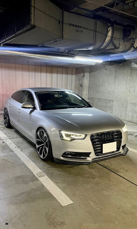 A5 スポーツバックのアウディ・audi・フロントリップ取付・カーボンに関するカスタム事例の投稿画像1枚目