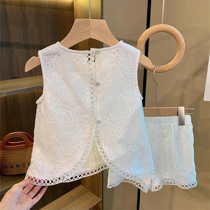 Ensemble enfant gilet et short en dentelle ajourée Mode été respirante et confortable Look élégant et tendance Parfait pour les chaudes journées