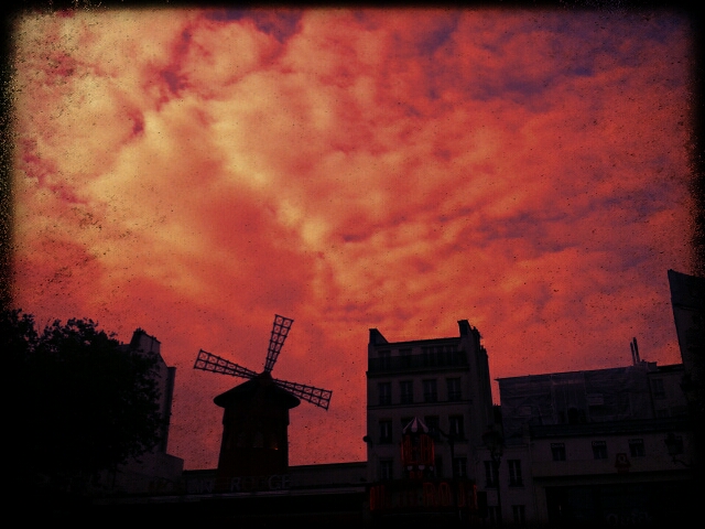 Cielo rosso sul Moulin Rouge di densi_88