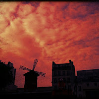 Cielo rosso sul Moulin Rouge di 