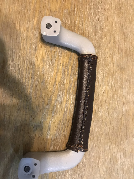ジムニーのジムニーJB23・ジムニーアシストグリップ・DIY・レザー加工・エブリィアシストグリップに関するカスタム事例の投稿画像2枚目