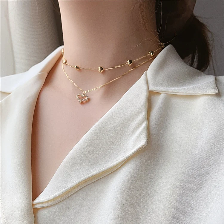 Gouden, meerlaagse diamanten ketting met liefdeshartjes, een schitterend sieraad om liefde te tonen en stijl toe te voegen.