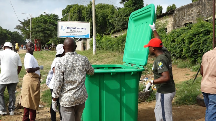 Progress Welfare Association of Malindi officials with Malindi Muncipality officials install a bin at BP area during the monthly clean-up