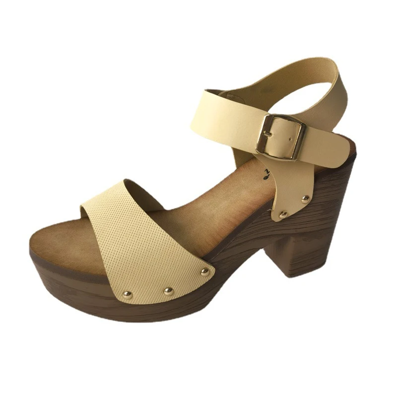 Sandales à talons hauts épais et brides de cheville pour femmes, confort et style pour un look tendance et féminin en toute occasion.