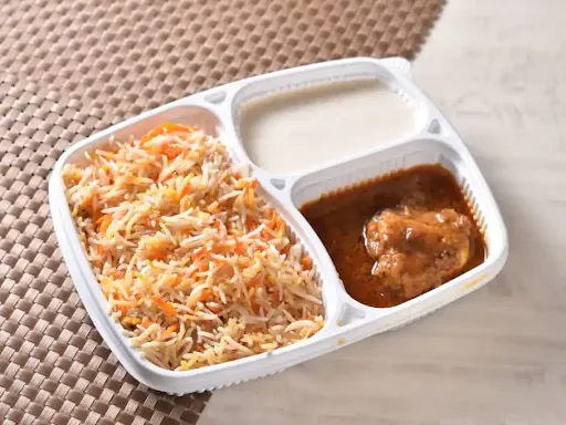 Chicken Biryani [Quarter] With Raita And Chicken Gravy