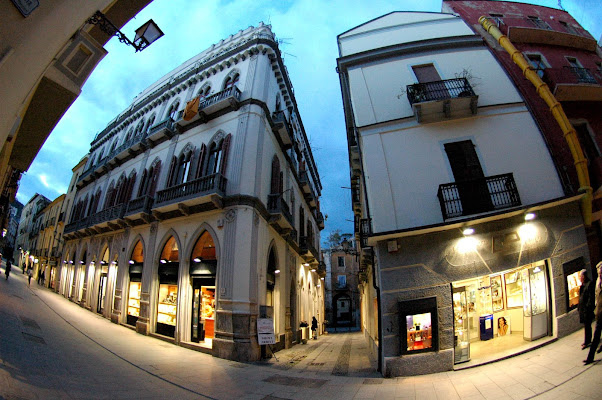 in attesa dei clienti..l'eleganza commerciale di tomaso melis