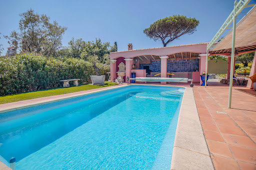 Villa with pool and garden 3