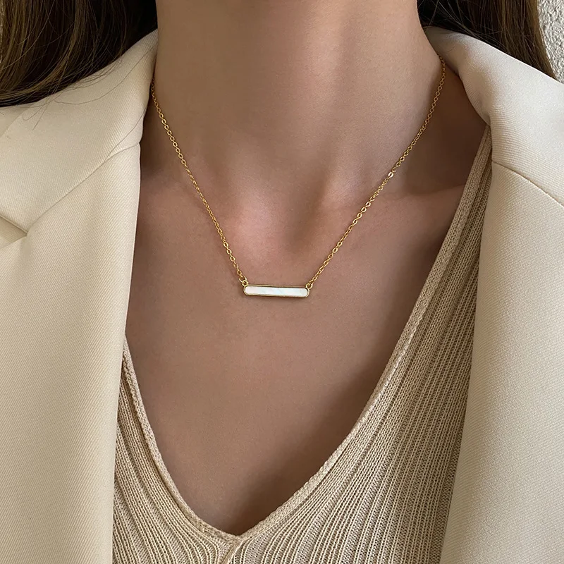 Colar Dourado com Design de Nicho Estilo Europeu e Americano, Joia Feminina Sofisticada, Elegância e Exclusividade