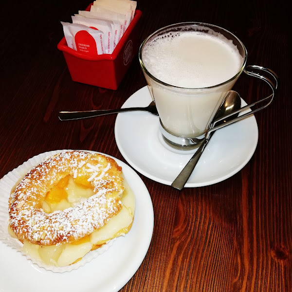 Rice milk and delicious sweet bagel cream without milk