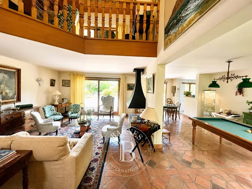 House with pool 2