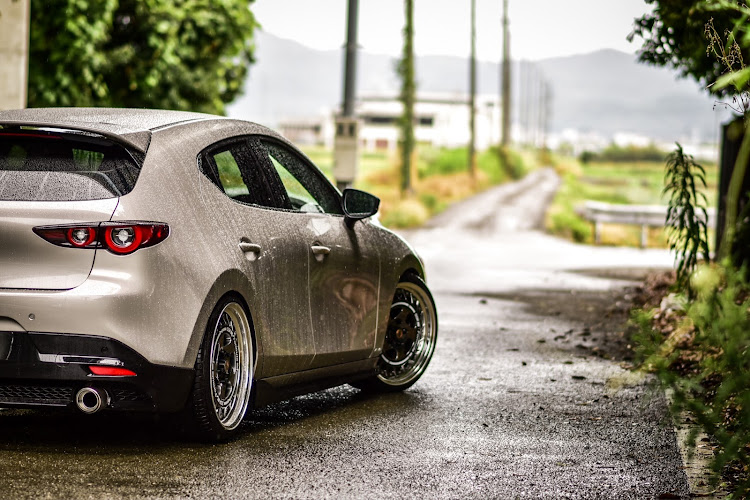 MAZDA3のSSR・プラチナクォーツメタリック・雨・７月もよろしくお願いいたしますに関するカスタム事例の投稿画像3枚目