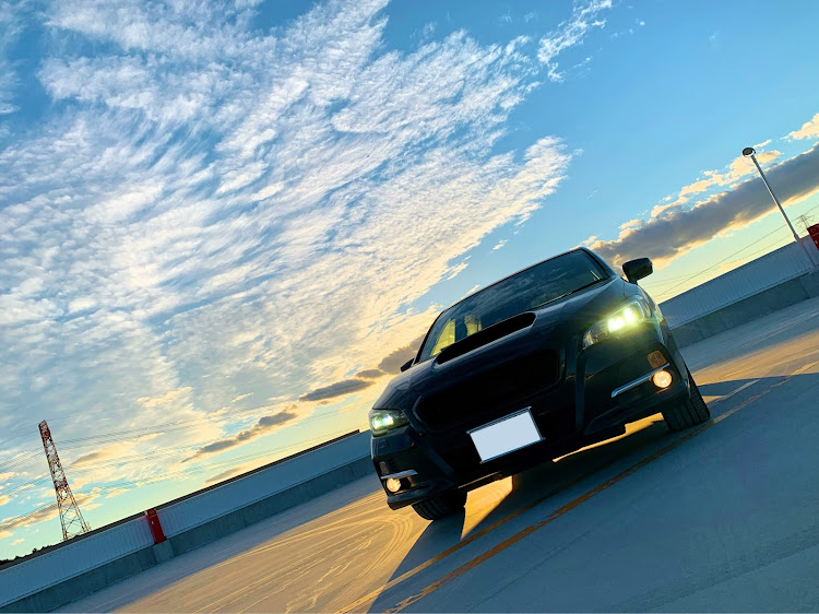 レヴォーグのあいしゃLove♡・夕日と愛車・月と愛車・屋上駐車場も盛れる✨by.スバ女・ケツ好きのスバ女に関するカスタム事例の投稿画像3枚目