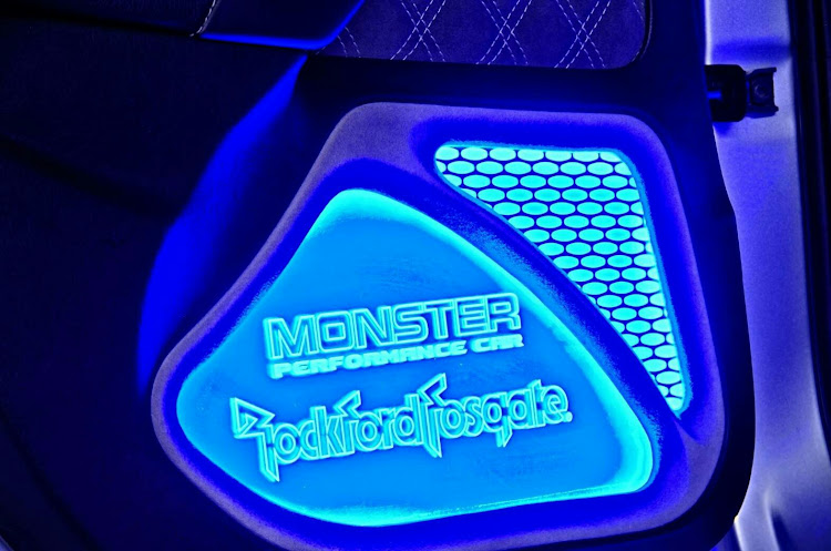 ヴォクシーのスタンスネーション・オーディオ・パワーHiFi・ロックフォードパワーシリーズに関するカスタム事例の投稿画像4枚目