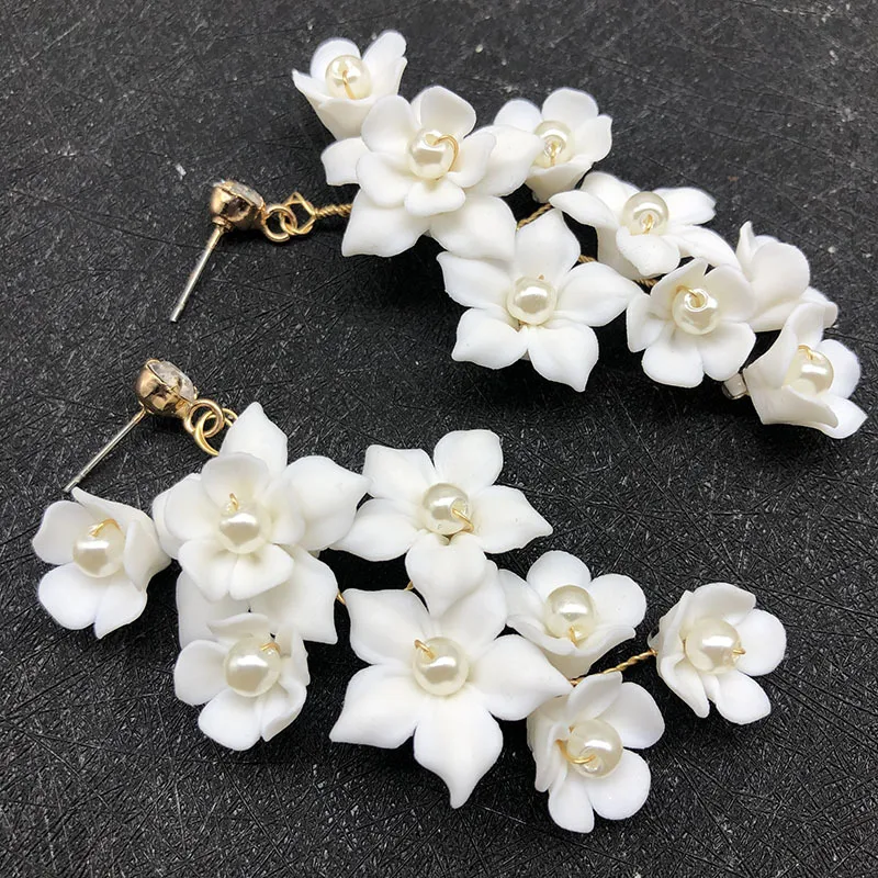 Brincos de clip feminino flor de cerâmica, acessório elegante e charmoso que adiciona um toque floral e sofisticado ao seu visual.