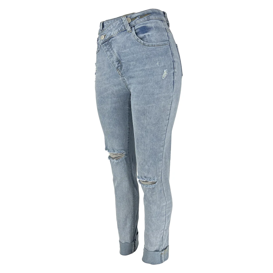 Jean déchiré pour femme avec boucle diagonale extensible, parfait pour un look tendance et confortable, mettant en valeur la silhouette.
