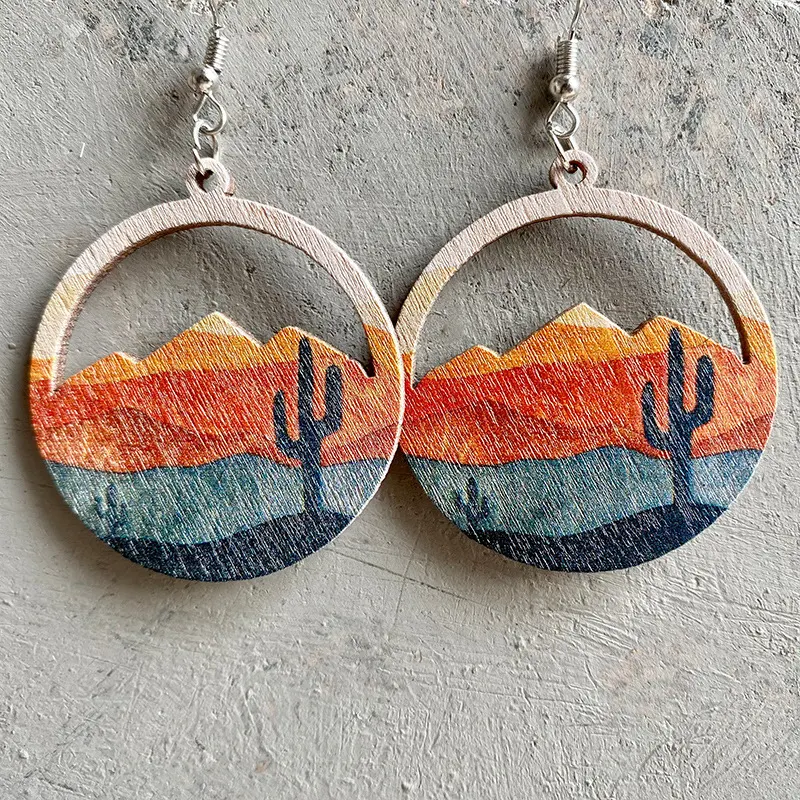 Orecchini circolari geometrici in legno, scena western con cactus, un accessorio unico e originale per ogni stile.
