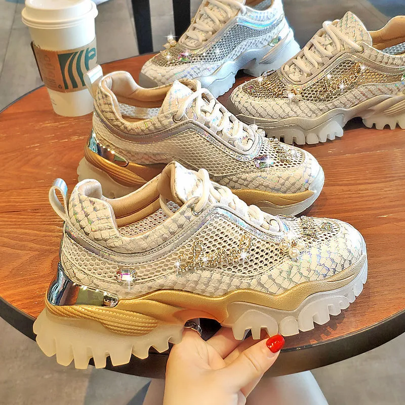 Chaussures de sport d'été pour femmes, industrie lourde, mesh laser respirant, rehaussantes. Idéales pour le sport et offrant confort et maintien.