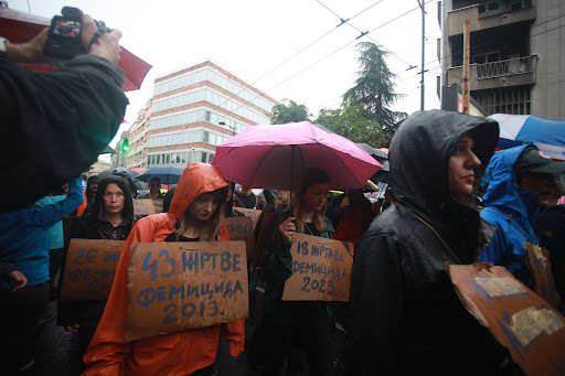 Protest Srbija protiv nasilja zvanično završen, deo okupljenih ostao i ispred Skupštine