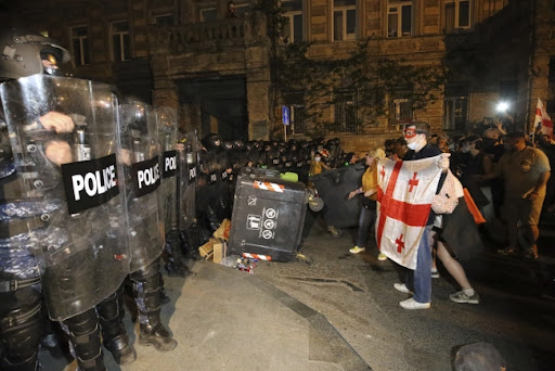 Gruzijska policija suzavcem i gumenim mecima razbila demonstracije protiv zakona o stranom uticaju