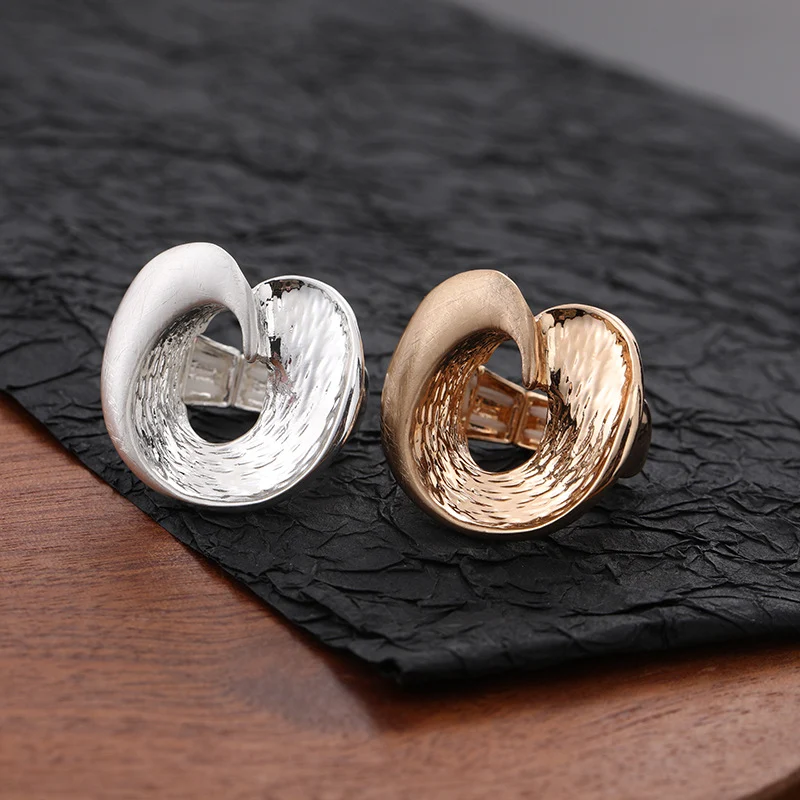Elastische metalen damesringen geborsteld, groothandel. Comfortabele pasvorm, trendy look, ideaal voor dagelijks gebruik.