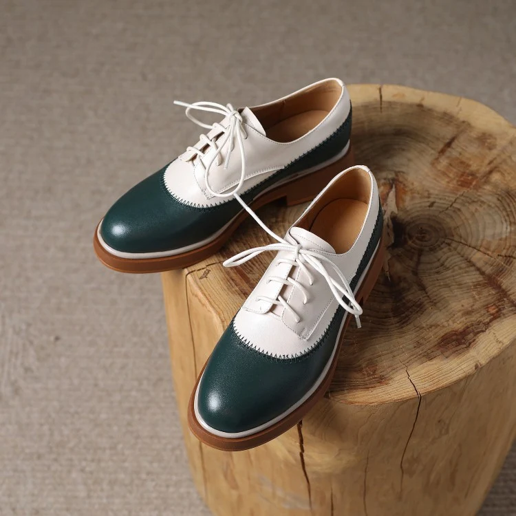 Scarpe con tacco spesso e suola spessa a contrasto di colore. Comfort e stile senza compromessi per un look audace. Perfette per ogni occasione.