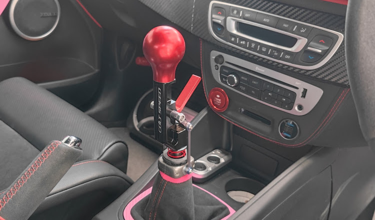 メガーヌ ハッチバックのGTシフター・シフトノブ・RALLIART・5-56に関するカスタム事例の投稿画像1枚目