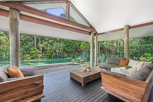 Maison contemporaine avec piscine en bord de mer 3