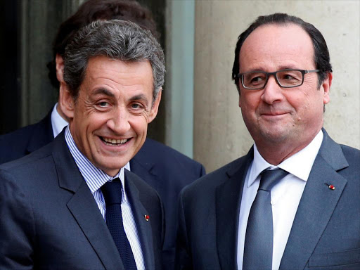French President Francois Hollande (R) stands with Nicolas Sarkozy, former president and current head of the Les Republicains political party after their meeting at the Elysee Palace in Paris, France, January 22, 2016 /REUTERS