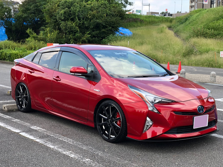 ハンズカーズ☆さんが投稿した50プリウス・車高調・リップスポイラー・通勤車・19インチホイールに関するカスタム事例の投稿画像1枚目