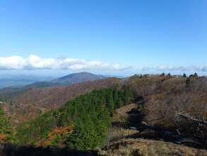 尾根を振り返る（奥は高見山）