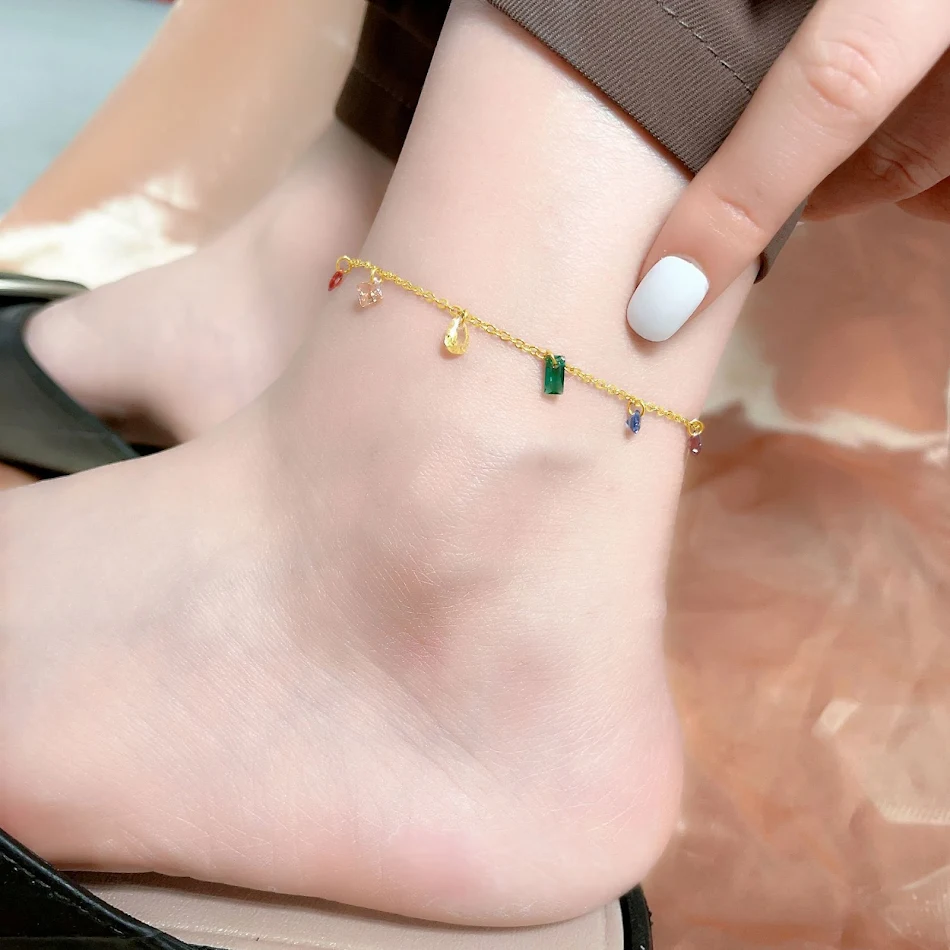 Collier minimaliste en acier titane petit avec zircon couleur pour femmes. Élégant, discret et parfait pour un usage quotidien. Un bijou intemporel et raffiné.