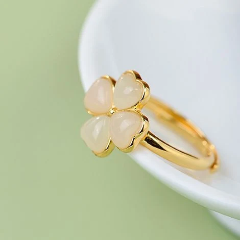 Anillo Retro Minoritario de Jade Trébol de Cuatro Hojas para Mujer Moda, Amuletos de Buena Suerte y Estilo Único.