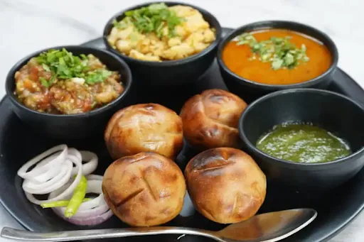 Litti With Ghugni And Chokha [4 Pieces]