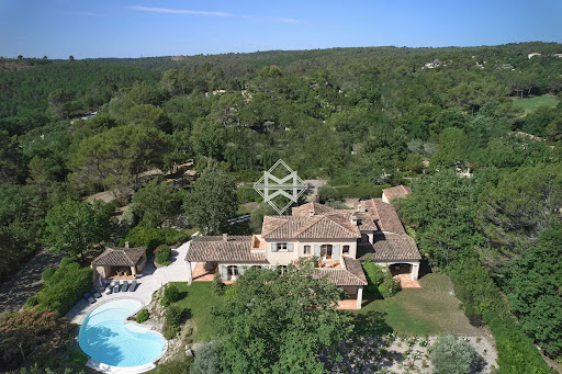 Villa avec piscine et terrasse 2