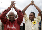 Former Zimbabwe minister of home affairs Dumiso Dabengwa (L) and independent presidential candidate Simba Makoni salute supporters during the launch of his presidential election campaign at White City Stadium, in Bulawayo, March 1 2008. 