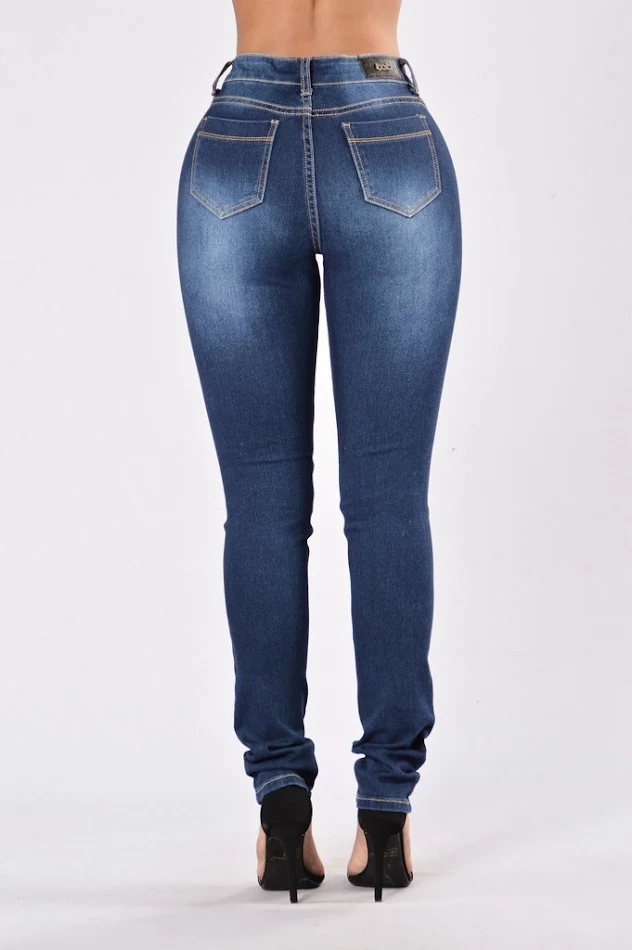 Nuevos pantalones vaqueros de mezclilla con estilo de jeans rotos, perfectos para un look moderno y casual, ofreciendo comodidad y estilo.