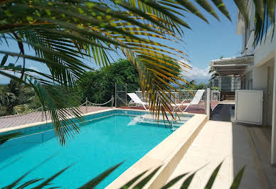 Maison avec piscine et terrasse 1