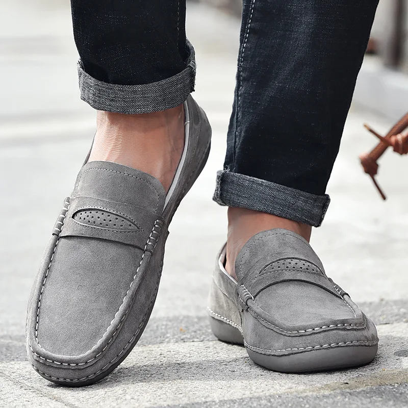 Her an giyilebilen, modaya uygun, her şeyle kombinlenebilir slip-on ayakkabılar. Rahatlık ve stil bir arada. Kolay giyim, kusursuz görünüm.
