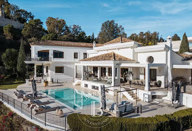 Villa avec piscine et terrasse 1